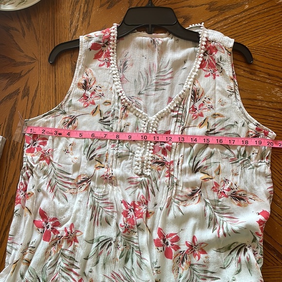 Sleeveless top with an island vibe! - Picture 3 of 6